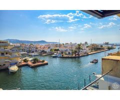 Casa Refinada en Empuriabrava con Amarres Privados Cerca del Mar – Ideal para Apasionados de la Nave