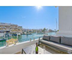 Casa Refinada en Empuriabrava con Amarres Privados Cerca del Mar – Ideal para Apasionados de la Nave
