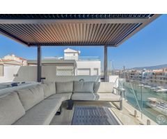 Casa Refinada en Empuriabrava con Amarres Privados Cerca del Mar – Ideal para Apasionados de la Nave