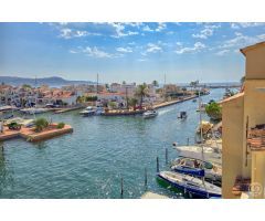 Casa Refinada en Empuriabrava con Amarres Privados Cerca del Mar – Ideal para Apasionados de la Nave