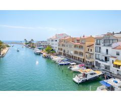 Casa Refinada en Empuriabrava con Amarres Privados Cerca del Mar – Ideal para Apasionados de la Nave