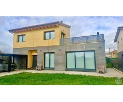 Eficiente Vivienda Familiar en Fontcoberta con Espacios Amplios y Luz Natural
