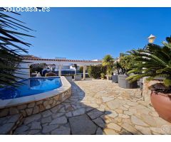 Casa con amarre cerca del mar