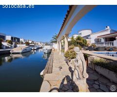 Casa con amarre cerca del mar