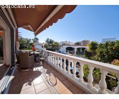 Casa con amarre cerca del mar