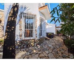 Casa con amarre cerca del mar