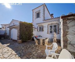 Casa con amarre cerca del mar