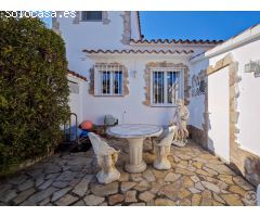 Casa con amarre cerca del mar