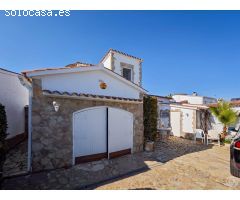 Casa con amarre cerca del mar