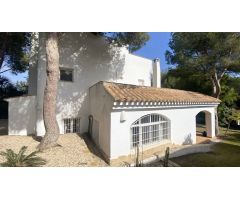 VILLA DE LUJO DE ESQUINA EN DEHESA DE CAMPOAMOR CON VISTAS FRONTALES AL MAR
