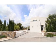 CHALET INDEPENDIENTE DE ESQUINA EN LAS COLINAS GOLF