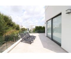 CHALET INDEPENDIENTE DE ESQUINA EN LAS COLINAS GOLF