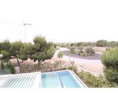 CHALET INDEPENDIENTE DE ESQUINA EN LAS COLINAS GOLF