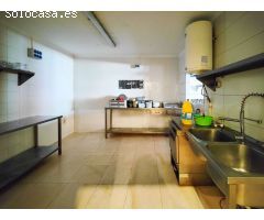 ¡EXCEPCIONAL OPORTUNIDAD! RESTAURANTE ESPACIOSO CON TRES APARTAMENTOS INDEPENDIENTES EN TORRETA FLOR