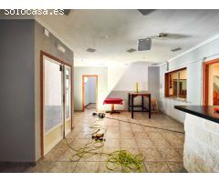 ¡EXCEPCIONAL OPORTUNIDAD! RESTAURANTE ESPACIOSO CON TRES APARTAMENTOS INDEPENDIENTES EN TORRETA FLOR