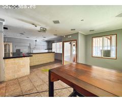 ¡EXCEPCIONAL OPORTUNIDAD! RESTAURANTE ESPACIOSO CON TRES APARTAMENTOS INDEPENDIENTES EN TORRETA FLOR