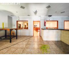 ¡EXCEPCIONAL OPORTUNIDAD! RESTAURANTE ESPACIOSO CON TRES APARTAMENTOS INDEPENDIENTES EN TORRETA FLOR