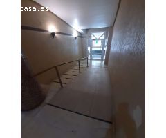 DÚPLEX RENOVADO CON TERRAZA Y AIRE ACONDICIONADO EN PLENO CENTRO DE TORREVIEJA, A PASOS DE LA PLAYA