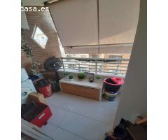 DÚPLEX RENOVADO CON TERRAZA Y AIRE ACONDICIONADO EN PLENO CENTRO DE TORREVIEJA, A PASOS DE LA PLAYA