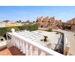ADOSADO EN ESQUINA CON ORIENTACIÓN SUR, VISTAS AL MAR Y AMPLIA PARCELA EN LOMAS DE CABO ROIG