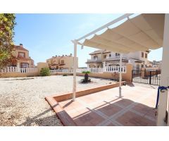 ADOSADO EN ESQUINA CON ORIENTACIÓN SUR, VISTAS AL MAR Y AMPLIA PARCELA EN LOMAS DE CABO ROIG