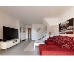 CASA ADOSADA DE DISEÑO MODERNO EN FRUTALES: ELEGANCIA, CONFORT Y CERCANÍA AL MAR