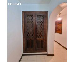 EXCLUSIVA VIVIENDA EN PRIMERA LÍNEA CON VISTAS AL MAR, URBANIZACIÓN DE LUJO Y GARAJE INDEPENDIENTE