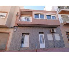 APARTAMENTO REFORMADO EN EL CENTRO DE TORREVIEJA CON 4 DORMITORIOS Y TERRAZA