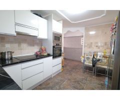 APARTAMENTO REFORMADO EN EL CENTRO DE TORREVIEJA CON 4 DORMITORIOS Y TERRAZA