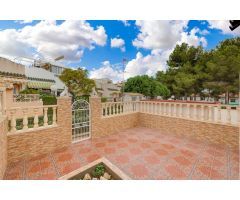 ENCANTADOR ADOSADO DÚPLEX EN URBANIZACIÓN PRIVADA CON TERRAZA Y PISCINA COMUNITARIA