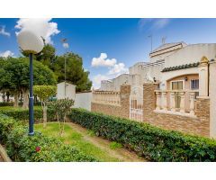 ENCANTADOR ADOSADO DÚPLEX EN URBANIZACIÓN PRIVADA CON TERRAZA Y PISCINA COMUNITARIA