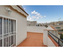 ENCANTADOR ADOSADO DÚPLEX EN URBANIZACIÓN PRIVADA CON TERRAZA Y PISCINA COMUNITARIA