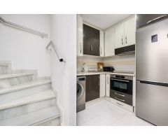 ENCANTADOR ADOSADO DÚPLEX EN URBANIZACIÓN PRIVADA CON TERRAZA Y PISCINA COMUNITARIA