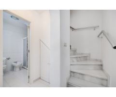 ENCANTADOR ADOSADO DÚPLEX EN URBANIZACIÓN PRIVADA CON TERRAZA Y PISCINA COMUNITARIA