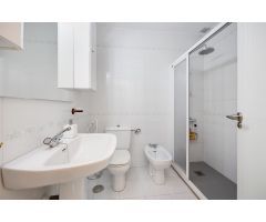 ENCANTADOR ADOSADO DÚPLEX EN URBANIZACIÓN PRIVADA CON TERRAZA Y PISCINA COMUNITARIA