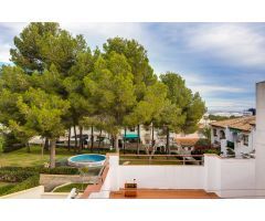 ENCANTADOR ADOSADO DÚPLEX EN URBANIZACIÓN PRIVADA CON TERRAZA Y PISCINA COMUNITARIA