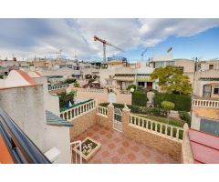 ENCANTADOR ADOSADO DÚPLEX EN URBANIZACIÓN PRIVADA CON TERRAZA Y PISCINA COMUNITARIA
