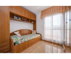 ENCANTADOR ADOSADO DÚPLEX EN URBANIZACIÓN PRIVADA CON TERRAZA Y PISCINA COMUNITARIA