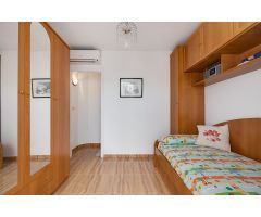 ENCANTADOR ADOSADO DÚPLEX EN URBANIZACIÓN PRIVADA CON TERRAZA Y PISCINA COMUNITARIA