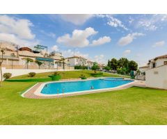 ENCANTADOR ADOSADO DÚPLEX EN URBANIZACIÓN PRIVADA CON TERRAZA Y PISCINA COMUNITARIA