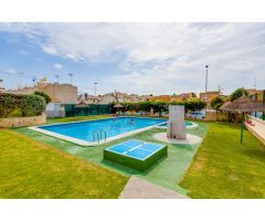 ENCANTADOR ADOSADO DÚPLEX EN URBANIZACIÓN PRIVADA CON TERRAZA Y PISCINA COMUNITARIA