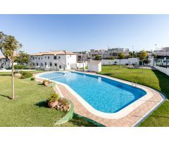 ENCANTADOR ADOSADO DÚPLEX EN URBANIZACIÓN PRIVADA CON TERRAZA Y PISCINA COMUNITARIA