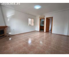 CHALET CON SOLÁRIUM, SÓTANO Y PISCINA EN URBANIZACIÓN PRIVADA