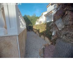 CHALET CON SOLÁRIUM, SÓTANO Y PISCINA EN URBANIZACIÓN PRIVADA