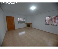 CHALET CON SOLÁRIUM, SÓTANO Y PISCINA EN URBANIZACIÓN PRIVADA