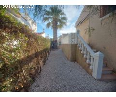 CHALET CON SOLÁRIUM, SÓTANO Y PISCINA EN URBANIZACIÓN PRIVADA