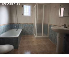 CHALET CON SOLÁRIUM, SÓTANO Y PISCINA EN URBANIZACIÓN PRIVADA