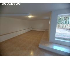 CHALET CON SOLÁRIUM, SÓTANO Y PISCINA EN URBANIZACIÓN PRIVADA