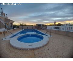 CHALET CON SOLÁRIUM, SÓTANO Y PISCINA EN URBANIZACIÓN PRIVADA
