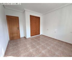 CHALET CON SOLÁRIUM, SÓTANO Y PISCINA EN URBANIZACIÓN PRIVADA